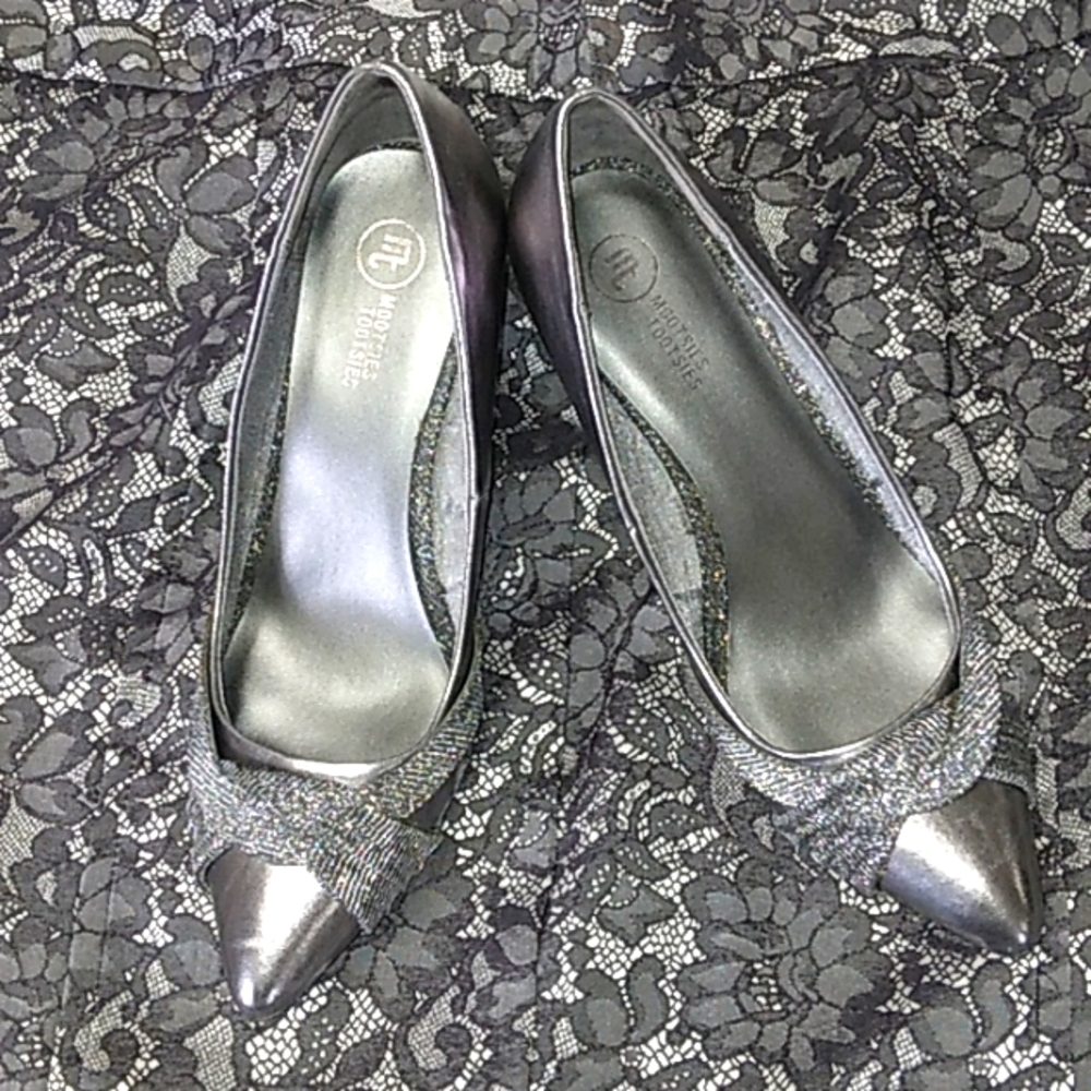 Ladies silver Mootsie Tootsies heels, Sz 8.5